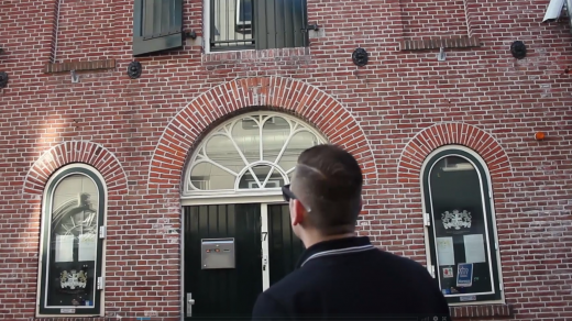 Henri Haan, voormalig medewerker van de vroegere gayclub De Golden Arm in Groningen, blikt terug op het bestaan van de roemruchte gayclub De Golden Arm.