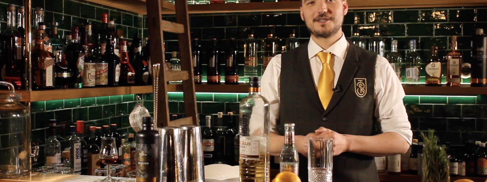 Hoe maak je een John Collins Cocktail? In CocktailWeetjes duikt HorecaNederland.TV in de wereld van de cocktails! In aflevering 1 de John Collins Cocktail.